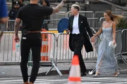 Atleta Abby Wambach junto com sua esposa, a autora Glennon Doyle 