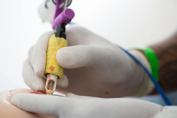 Projeto do Senado prevê que apenas médicos possam fazer tatuagens