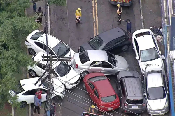 Carros empilhados na região da Av. Cupecê, em SP. A cena foi flagrada após tempestade carregar os veículos.