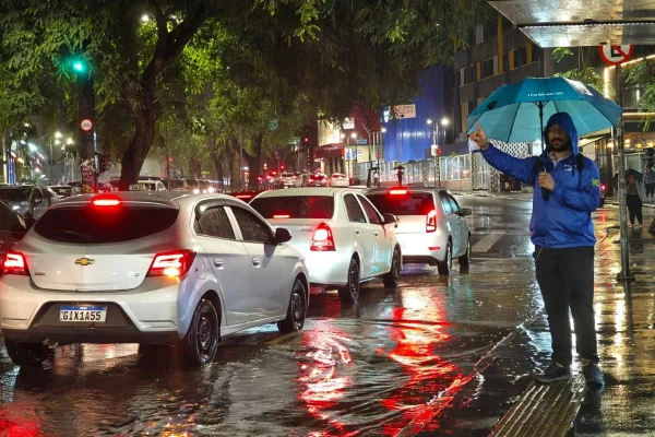 Imagem colorida mostra chuva em São Paulo - Metrópoles