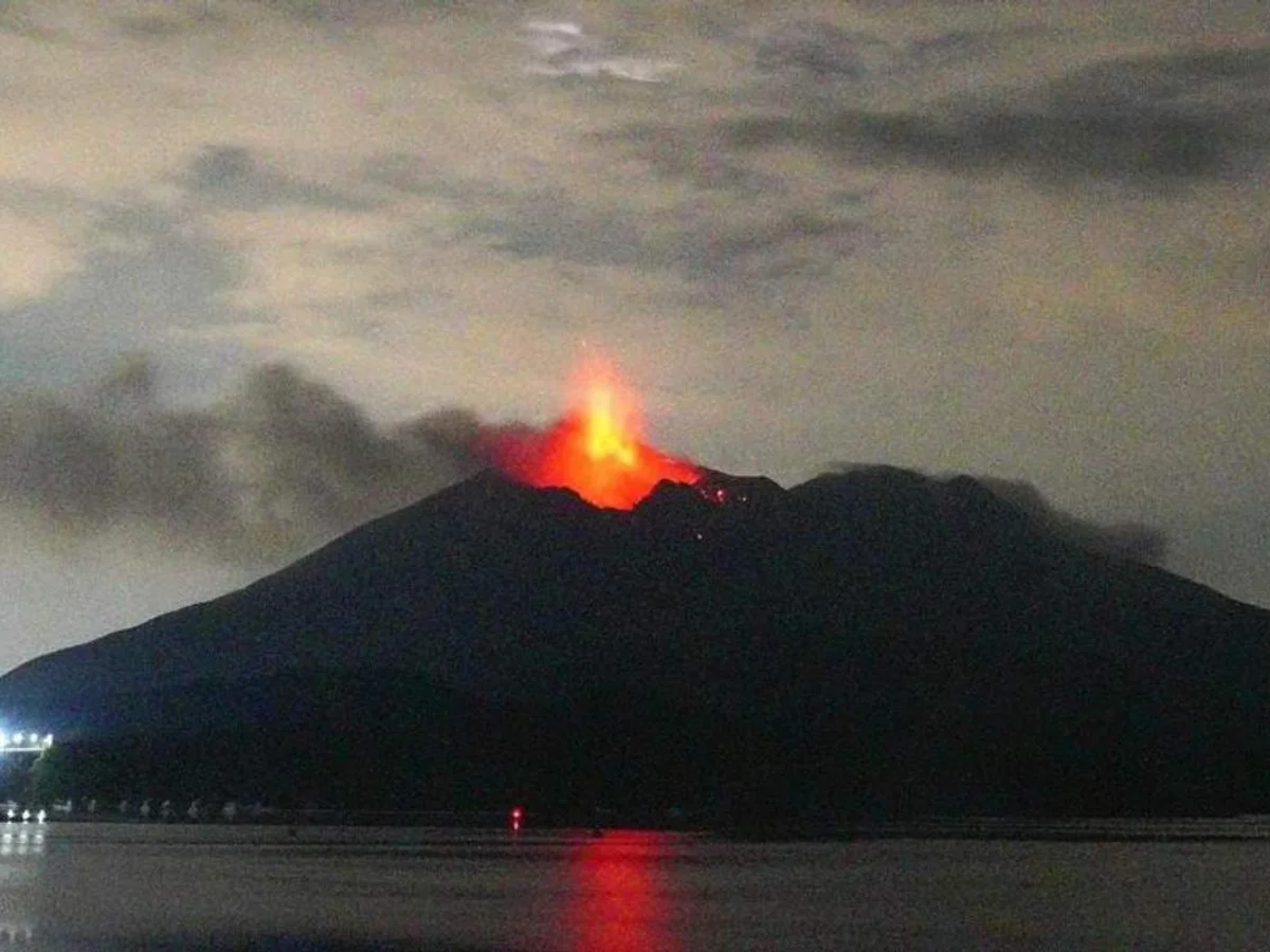 Vulcão entra em erupção no Japão e cinzas atingem 4,4 km de altura