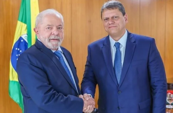 Fotografia colorida de Lula e Tarcísio apertando as mãos - Metrópoles