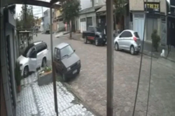 Imagem colorida mostra colisão de carro em muro após vítima reagir a assalto. Metrópoles