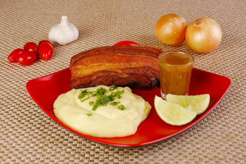 Amigão: Barriga do Japonês (panceta de porco frita, com
cremoso (purê) de batata e acompanha molho de
limão) Amigão: Barriga do Japonês (panceta de porco frita, com
cremoso (purê) de batata e acompanha molho de
limão)