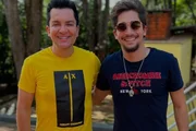 Brunno e Regis Danese posam juntos e sorridentes para as redes sociais