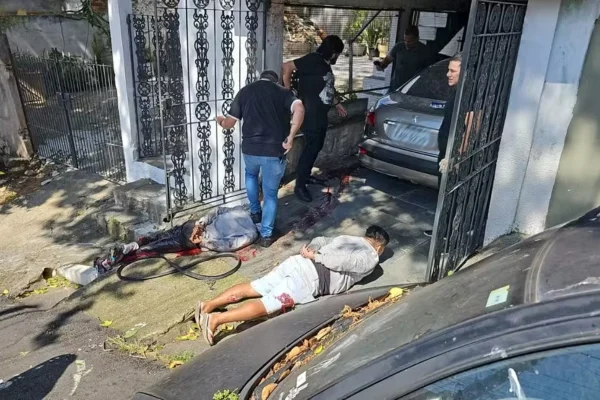 Imagem colorida, com informações sensíveis borradas, de dupla que cometeu sequestro na zona norte de São Paulo capturada pela polícia. - Metrópoles