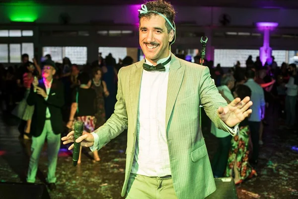 André Gonzales, ex-Móveis, faz live dedicada à Era do Rádio