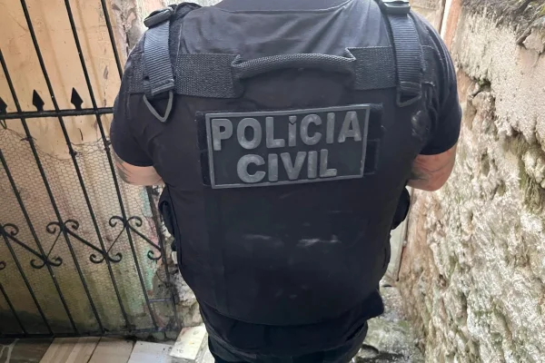 Foto colorida de agente da Polícia Civil da Bahia
