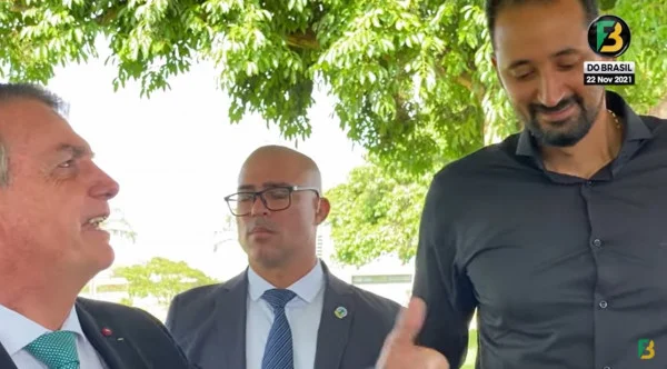 Bolsonaro leva Maurício Souza para conversa no cercadinho do Alvorada