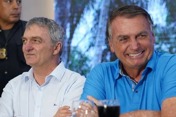 Irmão de Bolsonaro leva 5 pontos na carteira por infração em rodovia