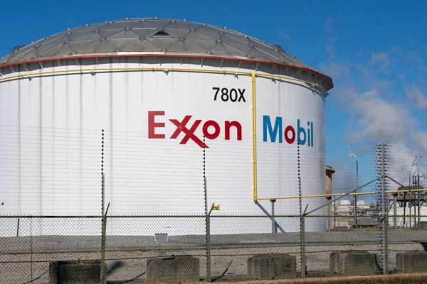 Imagem de fábrica da petrolífera norte-americana ExxonMobil - Metrópoles