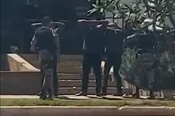 Vídeo: funcionários de hamburgueria são presos com arma em área nobre