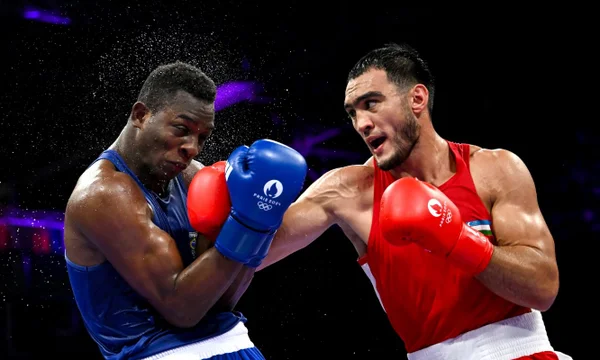 Lazizbek Mullojonov da equipe do Uzbequistão, à direita, e Keno Marley Machado da equipe do Brasil durante as quartas de final até 92kg masculino na North Paris Arena durante os Jogos Olímpicos de Verão de 2024 em Paris, França.