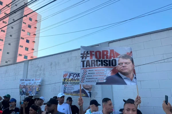 Flávio Bolsonaro é recebido com protesto na zona leste de SP - destaque galeria
