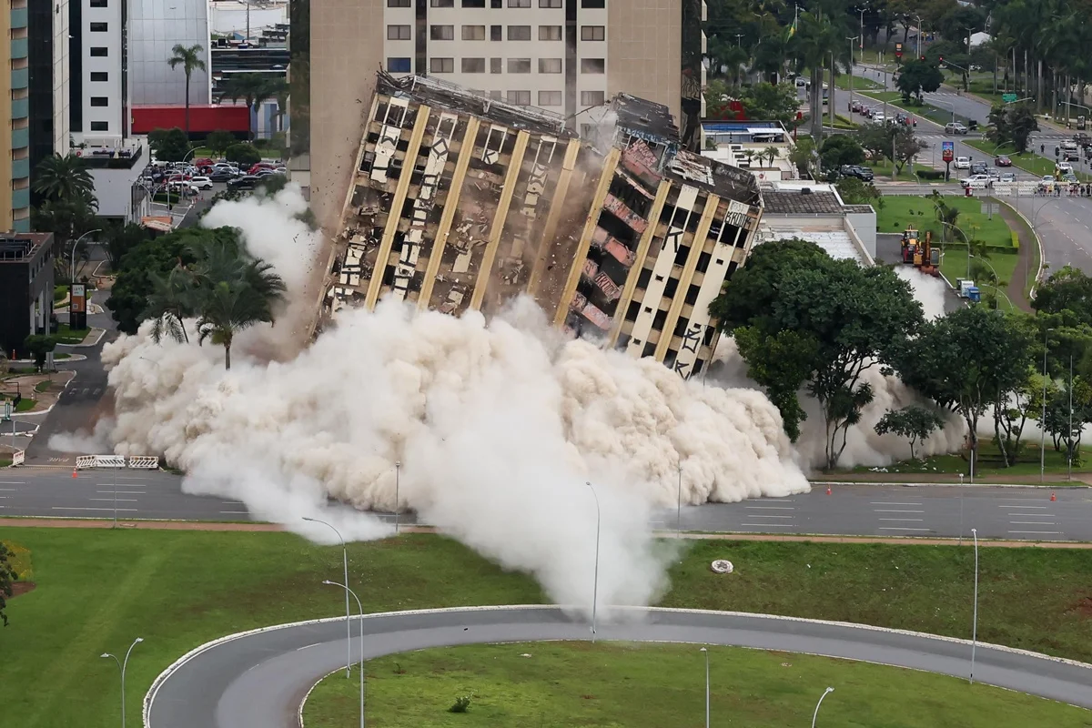 Espectadores puderam acompanhar a implosão em pontos específicos e delimitados próximo ao hotel. Implosão durou dois segundos Espectadores puderam acompanhar a implosão em pontos específicos e delimitados próximo ao hotel. Implosão durou dois segundos