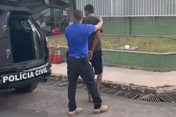 homem segurando ombro de outro