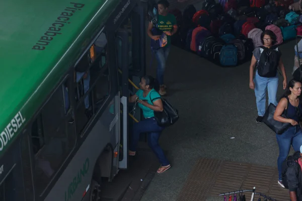 Direitos humanos: grupo aciona MPs contra fim do dinheiro nos ônibus