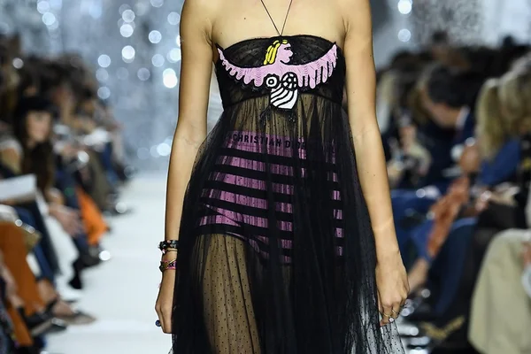 Dior aposta em feminismo mais uma vez e lança novas peças-desejo