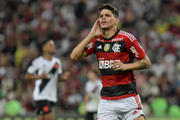 Foto colorida Ayrton Lucas Flamengo, lateral do Flamengo - Metrópoles