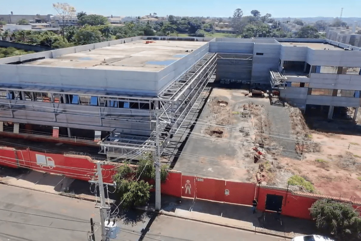 Antes da operação, caminhões com material de construção chegavam ao local desde as primeiras horas da manhã Antes da operação, caminhões com material de construção chegavam ao local desde as primeiras horas da manhã