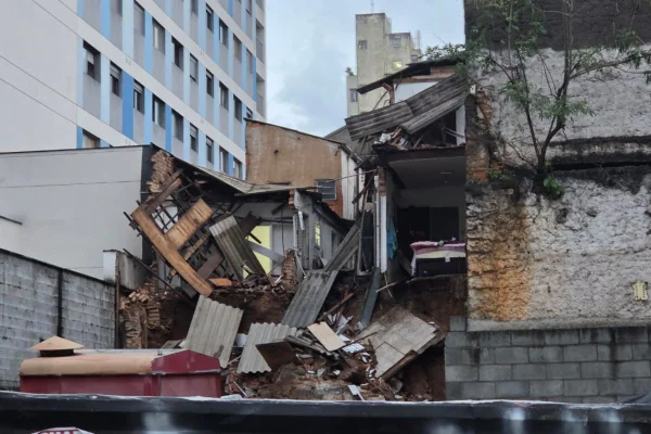 Chuva causa desabamento de quartos de pensão em SP, mas moradora escapa