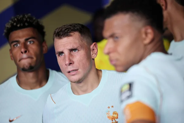 PSG encaminha contratação de Lucas Digne, titular da seleção francesa