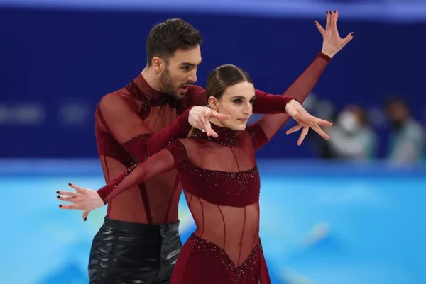 Campeã olímpica revela aborto durante mundial de patinação no gelo