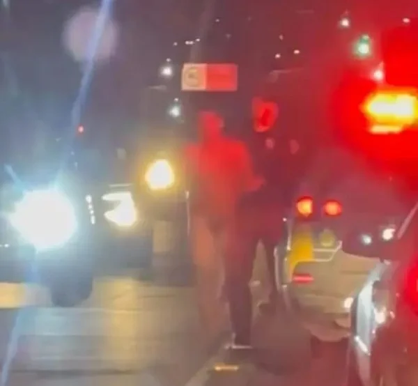 Imagem colorida de homem pelado preso por policial - Metrópoles