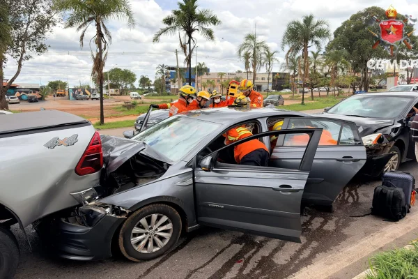 Engavetamento deixa passageira presa em carro e embola trânsito