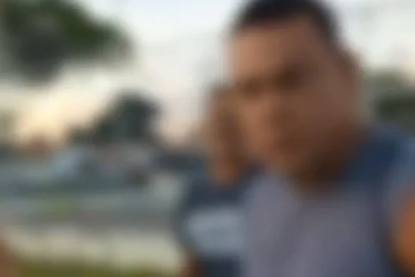 Imagem borrada dos homens com uma arma de fogo - Metrópoles