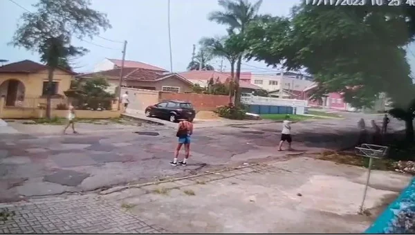 Imagem colorida de captura de tela de vídeo que mostra ataque contra travesti - Metrópoles