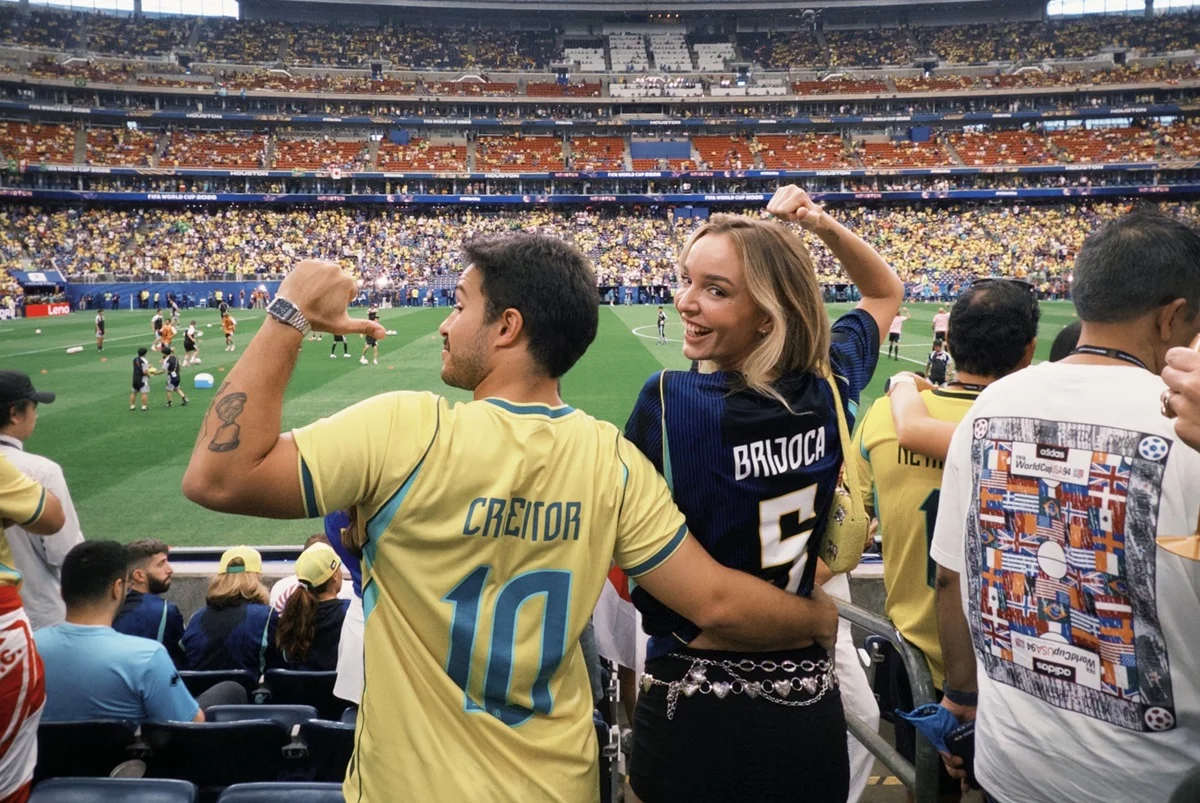 Bri e Pedro, seu namorado brasileiro, gravam vídeos juntos Bri e Pedro, seu namorado brasileiro, gravam vídeos juntos