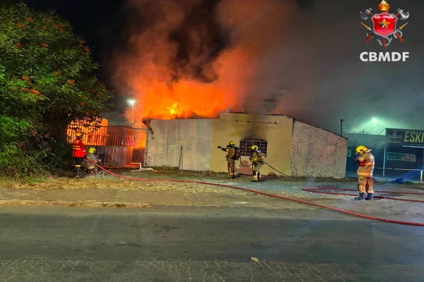Bombeiros do DF combatem dois incêndios em prédios comerciais em 3h