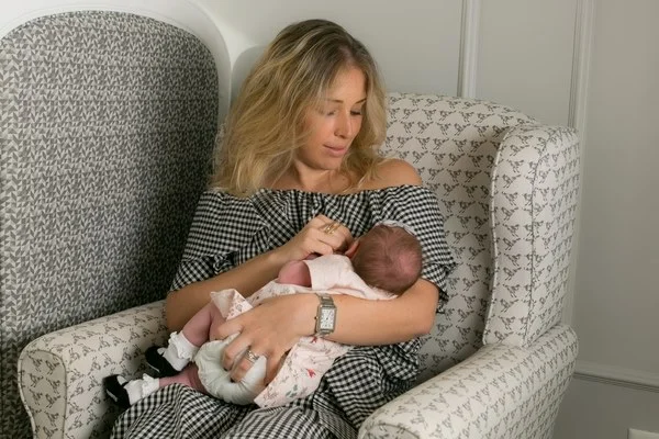 Duda Maia abre as portas do quarto de sua filha Allegra