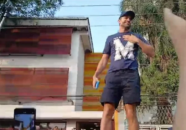 Pablo Marçal chega para votar