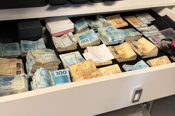Imagem colorida mostra grandes quantias de dinheiro vivo em gaveta após Operação Spare. Metrópoles