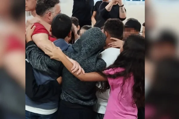 Alunos abraçam diretor de escola municipal afastado pela gestão municipal de SP