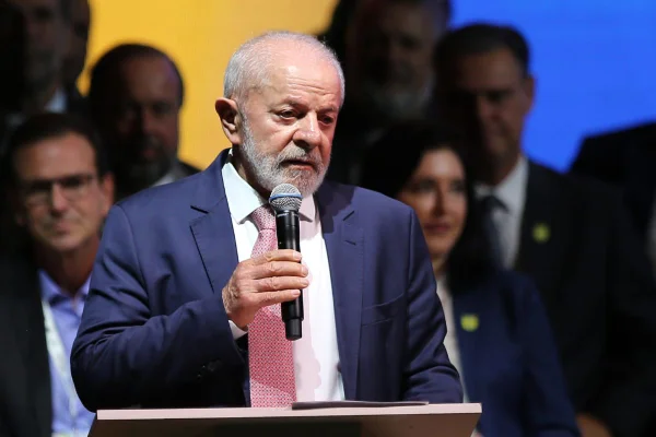 Presidente Lula com microfone