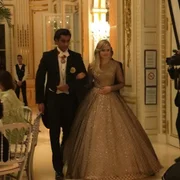 A jovem, de 18 anos, usou um elegante e comportado vestido de baile criado por Giambattista Valli A jovem, de 18 anos, usou um elegante e comportado vestido de baile criado por Giambattista Valli