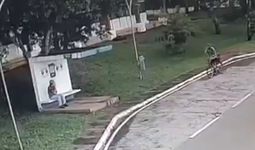 O suspeito chegou ao local de bicicleta O suspeito chegou ao local de bicicleta