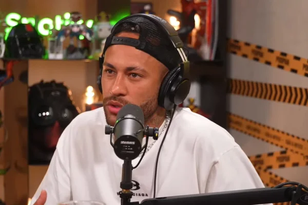 Foto colorida de Neymar no Podpah - Metrópoles