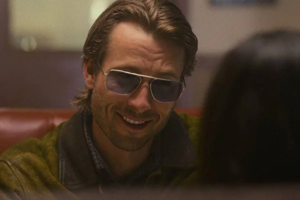 glen powell em cena de Assassino por Acaso - metrópoles