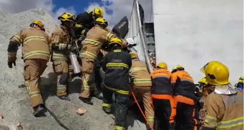 DF: caminhoneiro fica gravemente ferido após colidir em monte de brita - imagem 5 DF: caminhoneiro fica gravemente ferido após colidir em monte de brita - imagem 5