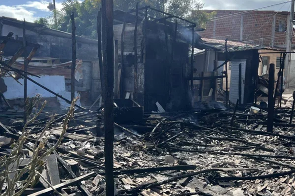 Foto colorida de incêndio que destruiu casas na Paraíba - Metrópoles