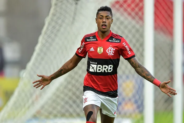 Flamengo faz 5 x 1 e volta a vencer o São Paulo após nove jogos