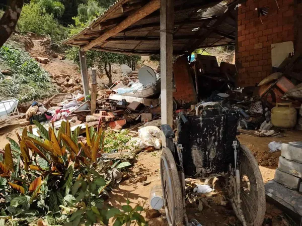 Família escapa por pouco de casa destruída por enxurrada: “Assustador”