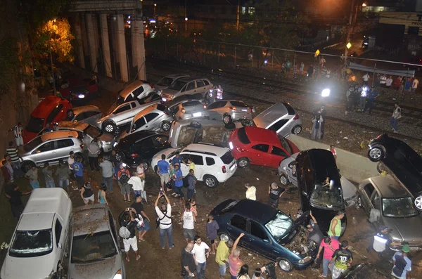 Chuva arrasta carros e leva caos a várias regiões de Belo Horizonte