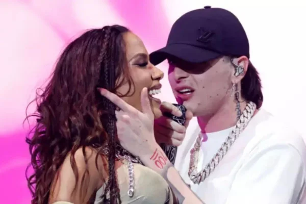 Anitta reacende rumores de romance após publicar foto com Peso Pluma