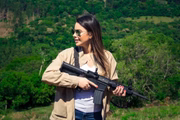Deputada Caroline de Toni segura fuzil e posta em rede social