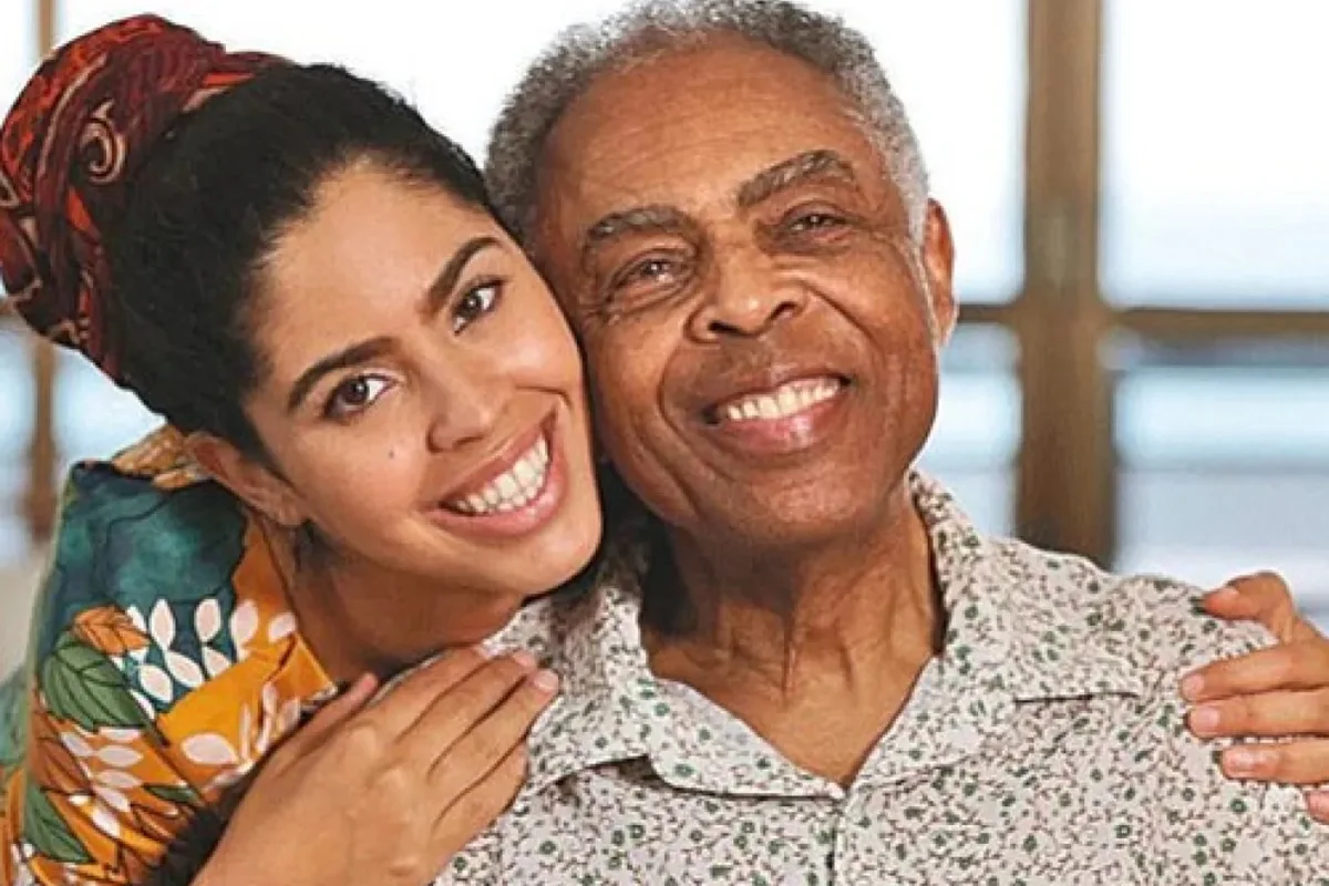 Imagem colorida de Bela Gil ao lado do pai, Gilberto Gil